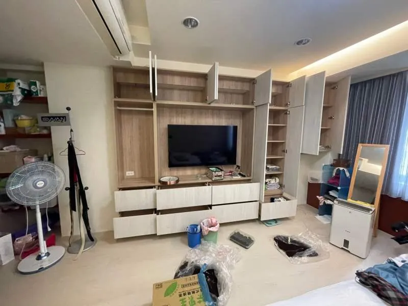系統櫃施工現場組裝櫃體