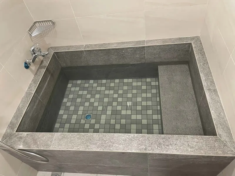 完工的湯屋風浴缸與馬賽克底磚