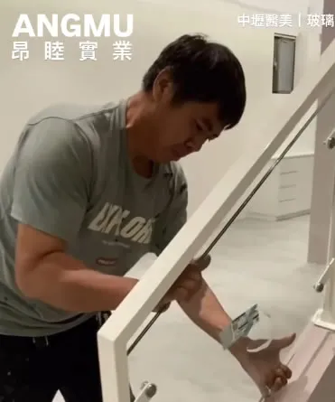 桃園中壢醫美診所：玻璃扶手樓梯工程