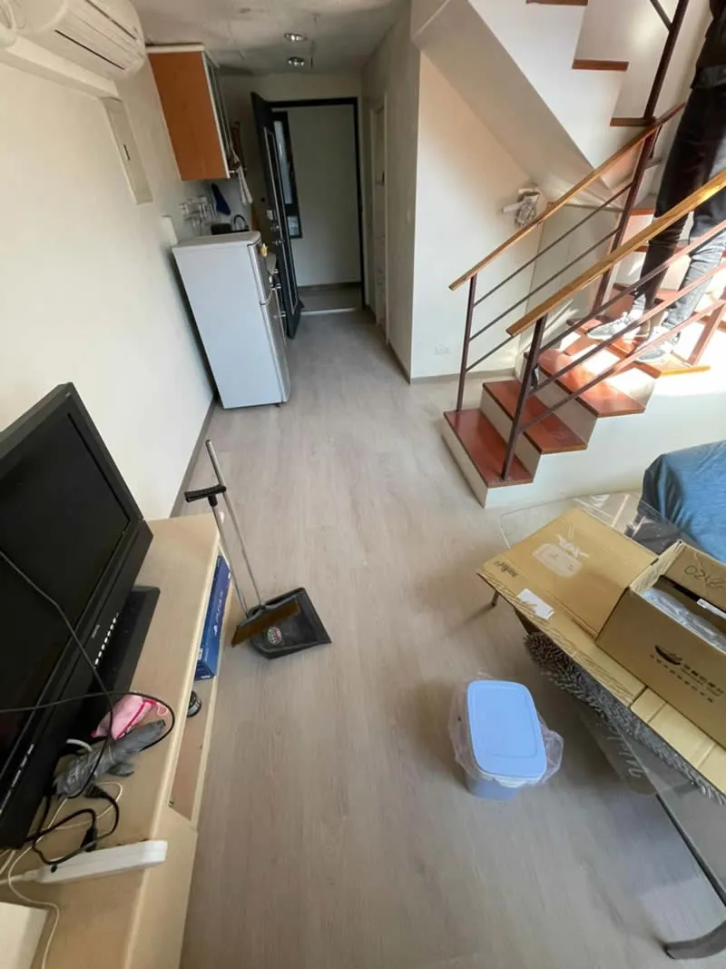 同一走道鋪設新木地板後